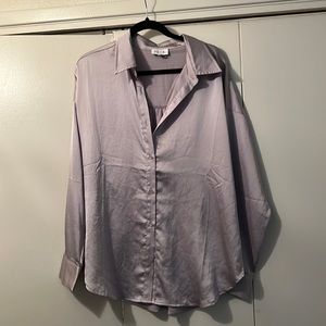 Acoa size Large. Silver satin can be tied to be fitted. Longer and comfortable